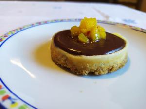 un trozo de pastel con chocolate en un plato blanco en A Casa di Lavinia, en Quarrata