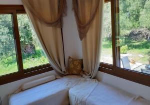 Un pat sau paturi într-o cameră la Anna - Maria Luxury Suite
