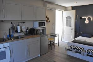 A kitchen or kitchenette at Seaside Studio Meltemi Még 22 kép