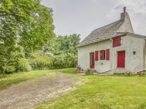 una vieja casa blanca con persianas rojas y un patio en Country house near Canal du Nivernais, en Devay