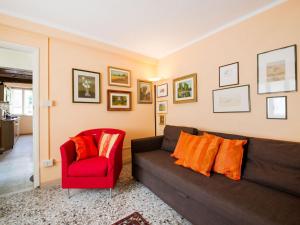 sala de estar con sofá y silla roja en Belvilla by OYO Casa Pascoso, en Pescaglia