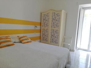 A bed or beds in a room at La finestra sul cortile