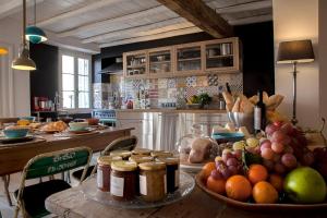 een keuken met een tafel vol groenten en fruit bij Casa Fabbrini Boutique B&B in Rome