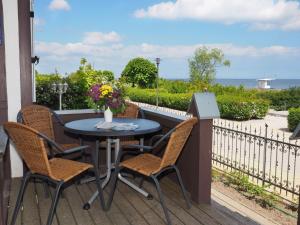 バンシンにあるVilla Strandklause 02のテーブルと椅子、海の景色を望むバルコニー