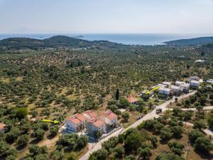 eine Luftansicht eines Hauses in einem Vorort in der Unterkunft Olive Maison in Astris