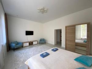 een slaapkamer met een bed en een tv. bij Modern Apartment in Lviv