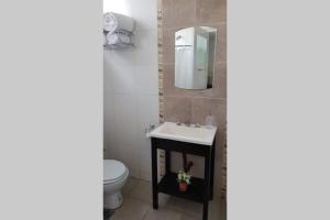 W łazience znajduje się umywalka i lustro. w obiekcie PUNTO COLON w mieście Mendoza