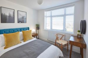 um quarto com uma cama, uma secretária e uma janela em Host & Stay - Montrose View em Saltburn-by-the-Sea