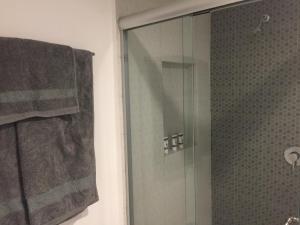 a shower with a glass door in a bathroom at Céntrico para Bellas Artes Roma in Mexico City