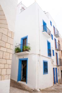 a white building with blue doors and windows at Casa Boutique Margarita in Peniscola