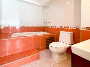 y baño con aseo, bañera y lavamanos. en Inn Express Hotel Tula, en Tula de Allende