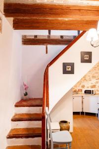 eine Treppe in einem Haus mit Holzbalken in der Unterkunft Casa Boutique Margarita in Peñíscola