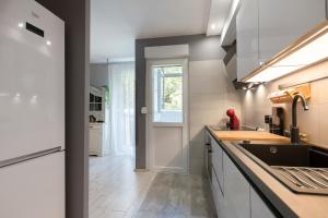 uma cozinha com um lavatório e um balcão em Relax Apartment em Split