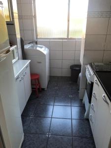 a small bathroom with a sink and a washing machine at POA zona norte - melhor opção - completíssimo in Porto Alegre