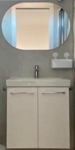 uma casa de banho com um lavatório branco e um espelho. em Casa Zahorita Playa em Zahora