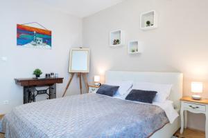 um quarto com uma cama e uma pintura na parede em Relax Apartment em Split