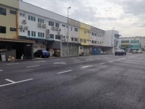 an empty street with cars parked in front of buildings at 906 Hotel Melaka Raya in Melaka