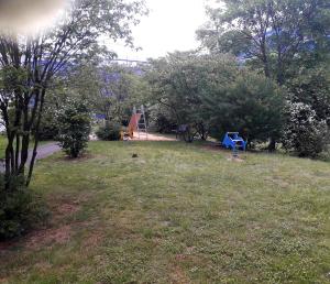 Um jardim no exterior de FOX BOX I Capsule Apt