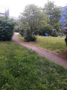 Um jardim no exterior de FOX BOX I Capsule Apt