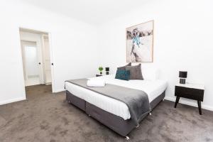 Postel nebo postele na pokoji v ubytování TWO TEN Sleeps 10! Luxury CBD Accommodation