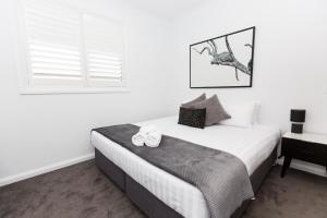 Postel nebo postele na pokoji v ubytování TWO TEN Sleeps 10! Luxury CBD Accommodation