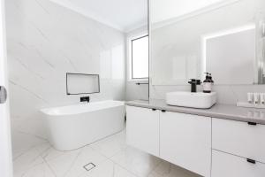 Koupelna v ubytování TWO TEN Sleeps 10! Luxury CBD Accommodation