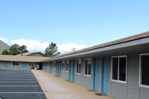 een rij gebouwen op een parkeerplaats bij Columbine Inn in Estes Park