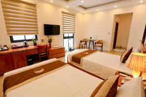 Voodi või voodid majutusasutuse MANAROLA Hotel Bãi Cháy toas