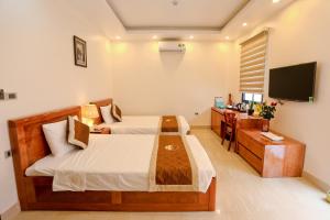 Giường trong phòng chung tại MANAROLA Hotel Bãi Cháy