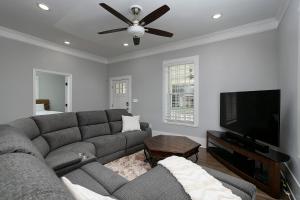 ein Wohnzimmer mit Couch und Flachbildfernseher in der Unterkunft Atlanta Luxury Vacation Home by Downtown & Airport in Atlanta