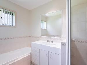 A bathroom at 3 'Ambleside' 9 Shoal Bay Avenue - air con, WIFI and close to the water and Shoal Bay shops