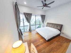 - une chambre avec un lit et une grande fenêtre dans l'établissement Luxury Condominium at Loft Imago, à Kota Kinabalu