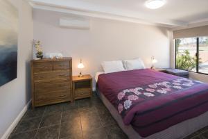 
A bed or beds in a room at Redgate Forest Retreat

