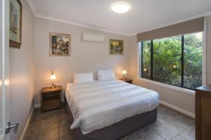 
A bed or beds in a room at Redgate Forest Retreat
