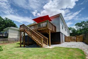 ein Haus mit einer Treppe mit einem roten Regenschirm darauf in der Unterkunft Atlanta Luxury Vacation Home by Downtown & Airport in Atlanta