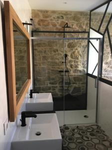 un bagno con due lavandini e una doccia di Gîte de Ty Nevez, Bretagne (Santec) spa, 300 m de la plage. a Santec Altre 12 foto