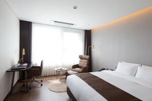 Letto o letti in una camera di Ramada by Wyndham Daejeon