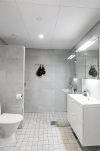 
Kylpyhuone majoituspaikassa Kirjokansi Tapiola Apartment
