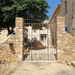 Saint-Gervaisにあるle clos soleilhanの石造りの建物入口 +6枚の写真