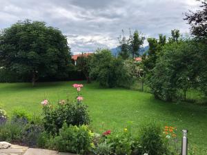 Ein Garten an der Unterkunft Ferienhaus Chiemsee