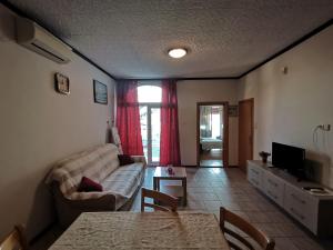 Televízia a/alebo spoločenská miestnosť v ubytovaní Apartmani Škarić