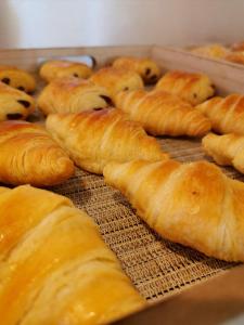 een stel gebakjes zittend op een tafel bij Maison San Giovanni in Corte