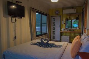 INBOX Living Rimkhong tesisinde bir odada yatak veya yataklar