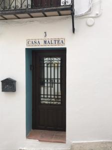 アルテアにあるCasa Malteaの白い建物の上の扉