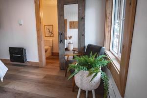 een woonkamer met een stoel en een plant bij Scandia Inn in McCall