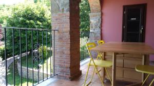 d'un balcon avec une table, des chaises et une clôture. dans l'établissement La Collina dei Franchi, à Camporgiano