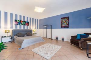 ein Wohnzimmer mit einem Bett und einem Sofa in der Unterkunft Palazzo Edy&Stef 1 in Palermo