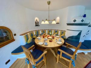 HAUS Alpenoase في شونآو أم كونيغزيه: غرفة طعام مع طاولة وكراسي خشبية