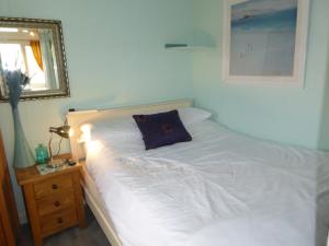 Postel nebo postele na pokoji v ubytování Bridlington's Bolt Hole chalet
