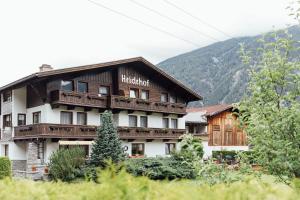 El hotel akritkritkritkrit está situado en las montañas. en Appartement Heidehof, en Längenfeld